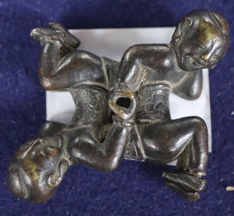 An 18th century Chinese bronze group of wrestlers, length 6cm